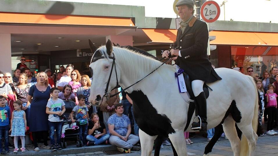 Viele Besucher verfolgten am Sonntag den Umzug auf dem Vilsbiburger Stadtplatz. Viele Besucher verfolgten am Sonntag den Umzug auf dem Vilsbiburger Stadtplatz.