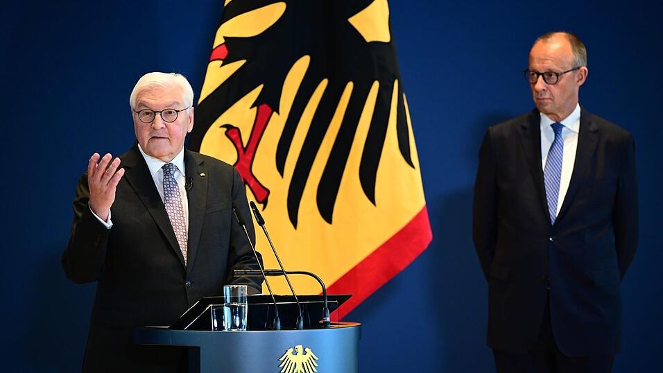 Nach der Personalrochade von Kanzler Merz (rechts) überreichte Bundespräsident Steinmeier den neuen Ministern ihre Urkunden. Nach der Personalrochade von Kanzler Merz (rechts) überreichte Bundespräsident Steinmeier den neuen Ministern ihre Urkunden.