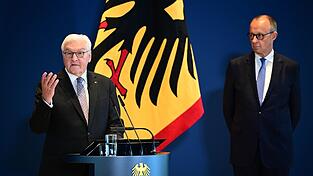 Nach der Personalrochade von Kanzler Merz (rechts) &uuml;berreichte Bundespr&auml;sident Steinmeier den neuen Ministern ihre Urkunden.