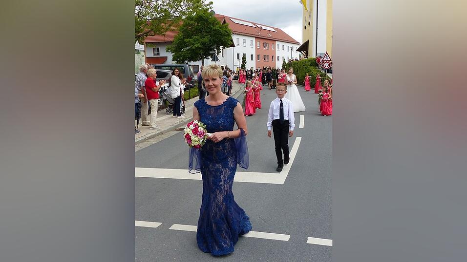 Festmutter Martina Deml zog in ihrem blauen Festkleid die Blicke auf sich.