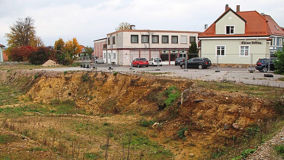Fast gewöhnt man sich an das Bauloch, wo einst die Brauerei Brantl stand. Wäre alles nach Plan der Raiffeisenbank gegangen, hätten schon im vergangenen Jahr 50 Wohnungen bezogen werden können. Derzeit wartet der Investor erneut auf eine Reaktion der Behörde. Fast gewöhnt man sich an das Bauloch, wo einst die Brauerei Brantl stand. Wäre alles nach Plan der Raiffeisenbank gegangen, hätten schon im vergangenen Jahr 50 Wohnungen bezogen werden können. Derzeit wartet der Investor erneut auf eine Reaktion der Behörde.