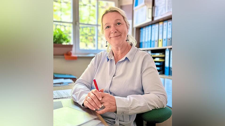 Drachenstich-Organisationsleiterin Ulrike Eder zeigt sich zufrieden mit den bisherigen Zahlen und ist voll des Lobes über die Zuschauer wie auch die Darsteller, insbesondere deren Durchhaltevermögen während des Festzugs. Drachenstich-Organisationsleiterin Ulrike Eder zeigt sich zufrieden mit den bisherigen Zahlen und ist voll des Lobes über die Zuschauer wie auch die Darsteller, insbesondere deren Durchhaltevermögen während des Festzugs.