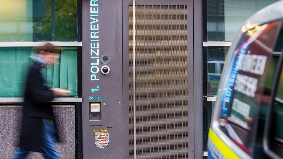 Bei den Ermittlungen gegen 17 Polizisten in Frankfurt am Main geht es um das 1. Polizeirevier in der Innenstadt.