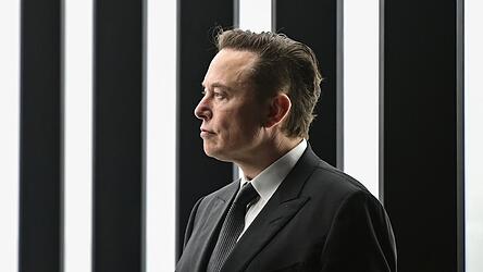 Musk könnte Aktien im Wert von einer Billion Dollar bekommen - wenn Tesla in zehn Jahren ambitionierte Ziele erfüllt. (Archivbild)