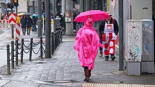 Auch am Dienstag kommt es nass vom Himmel. Auch am Dienstag kommt es nass vom Himmel.