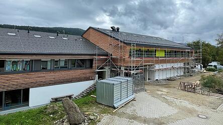 P&uuml;nktlich zum Schuljahresstart kann der sanierte Geb&auml;udetrakt des BA 3 der Schulsanierung in Betrieb gehen. Restarbeiten sind noch zu erledigen. Die Au&szlig;enanlagen werden 2027 in BA4 in Angriff genommen.