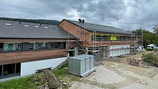 Pünktlich zum Schuljahresstart kann der sanierte Gebäudetrakt des BA 3 der Schulsanierung in Betrieb gehen. Restarbeiten sind noch zu erledigen. Die Außenanlagen werden 2027 in BA4 in Angriff genommen. Pünktlich zum Schuljahresstart kann der sanierte Gebäudetrakt des BA 3 der Schulsanierung in Betrieb gehen. Restarbeiten sind noch zu erledigen. Die Außenanlagen werden 2027 in BA4 in Angriff genommen.