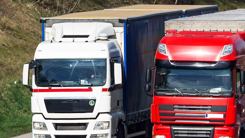 Der Anhänger hatte sich laut Polizeiangaben von einem Lkw-Gespann gelöst. (Symbolbild) Der Anhänger hatte sich laut Polizeiangaben von einem Lkw-Gespann gelöst. (Symbolbild)