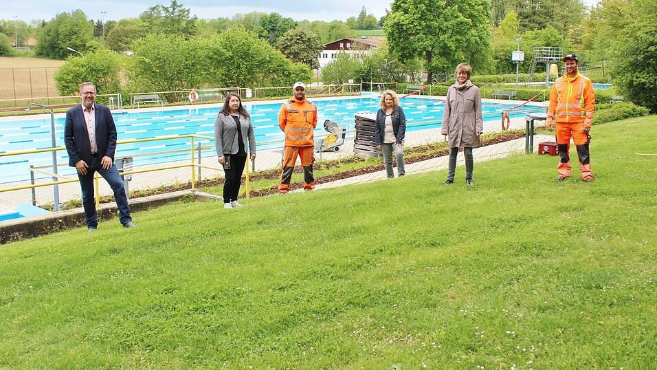 B&uuml;rgermeister Christian Dobmeier hat sich im Freibad &uuml;berzeugt, dass f&uuml;r das Wohl der Badeg&auml;ste bestens gesorgt ist. Mit im Bild Kassenfrau Elvira Meindl, Bademeister Stefan Santl, Kassenfrau Silvia Waadt, Gesch&auml;ftsleitende Beamtin der Marktgemeinde Monika Stadler, Bauhofleiter Christian Graf (von links).