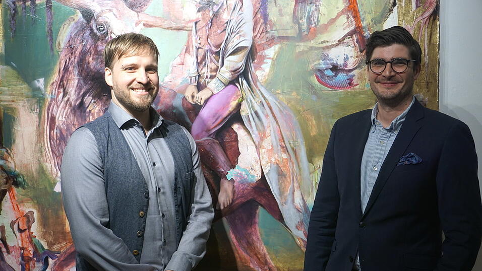K&uuml;nstler Benjamin Burkard (links) mit Galerist Christopher Seidl bei der Ausstellungser&ouml;ffnung am Samstagabend.