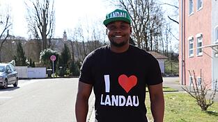 T-Shirt und Basecap hat Edward Ferguson selbst anfertigen lassen - zu kaufen gibt es die Stücke nicht.