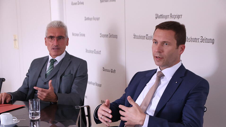 'Wir wollen dort bleiben, wo die Kunden sind', sagt Bayerns Sparkassenpräsident Matthias Dießl (r.). Bundesobmann Walter Strohmaier (l.) betont, dass die Sparkassen mehr Filialen haben als Aldi und Lidl zusammen. 'Wir wollen dort bleiben, wo die Kunden sind', sagt Bayerns Sparkassenpräsident Matthias Dießl (r.). Bundesobmann Walter Strohmaier (l.) betont, dass die Sparkassen mehr Filialen haben als Aldi und Lidl zusammen.