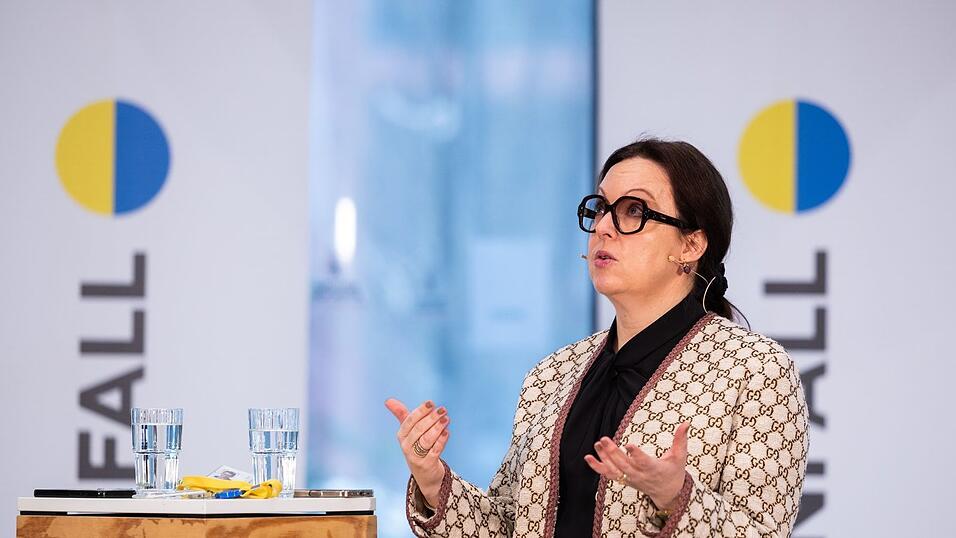 Anna Borg spricht am Hamburger Vattenfall-Standort zu Mitarbeitern.