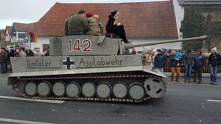 Eine Panzerattrappe mit der Aufschrift 'Asylabwehr' - erlaubte Gaudi im Karneval oder ausländerfeindliche Entgleisung?