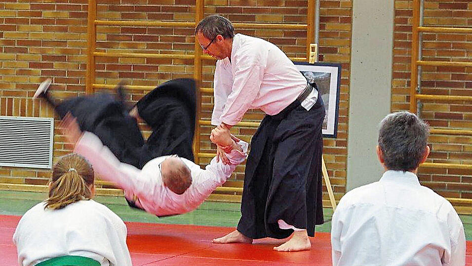 Durch gezielte Griffe und Haltetechniken wehren Aikidoka ihre Kontrahenten ab und schleudern sie auf den Boden. Dort k&ouml;nnen sie kontrolliert werden und so nicht mehr angreifen. Auf diesem Bild aus dem Jahr 2017 demonstriert Frank Wisotzki (links) eine solche Technik an seinem &Uuml;bungspartner Gerd Heinze.