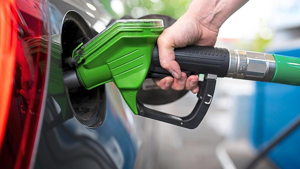 Der vergangene März war der Monat mit den teuersten Spritpreisen. Ein Liter Super der Sorte E10 kostete laut ADAC bundesweit durchschnittlich 2,069 Euro. Autofahrer des Landkreises reagieren ganz unterschiedlich. Der vergangene März war der Monat mit den teuersten Spritpreisen. Ein Liter Super der Sorte E10 kostete laut ADAC bundesweit durchschnittlich 2,069 Euro. Autofahrer des Landkreises reagieren ganz unterschiedlich.
