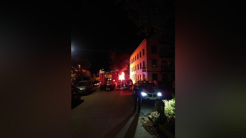 Vier Brände innerhalb kürzester Zeit haben in der Nacht auf Mittwoch die Landshuter Feuerwehr beschäftigt.