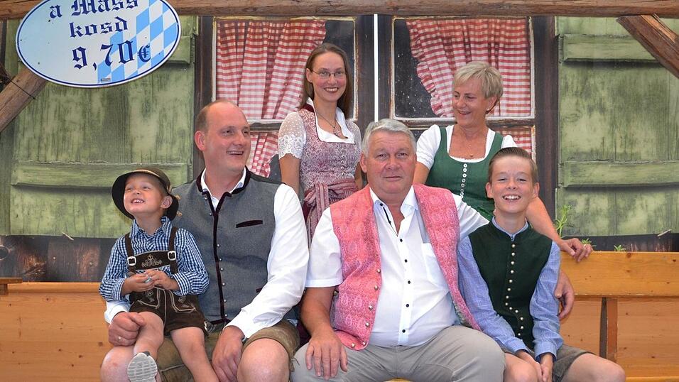 Auf dem Volksfest dabei ist Hubert Reisinger (Mitte) schon seit &uuml;ber 40 Jahren, Festwirt ist er seit &uuml;ber 25. Ein echtes Urgestein also. Auch beim Grafenwirt hilft w&auml;hrend der f&uuml;nften Jahreszeit die ganze Familie dazu, hier bahnt sich zudem ein Umbruch an. Im vergangenen Jahr durfte Sohn Thomas (2. v. l.) sich bereits beweisen und wird auch heuer viele Aufgaben &uuml;bernehmen. Im Hintergrund will Hubert Reisinger aber weiterhin mitmischen.&nbsp;