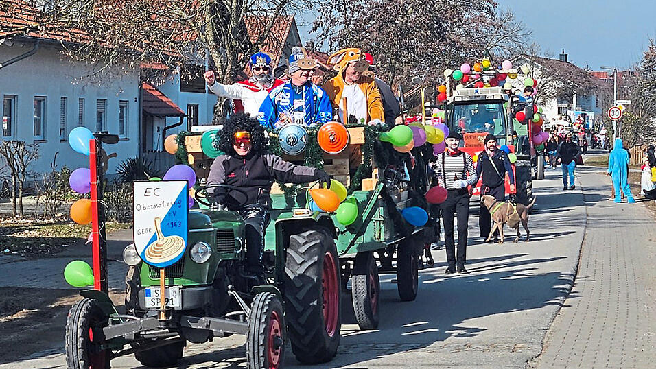 Ein langer, farbenfroher Faschingszug erfreute die Zuschauer in Obermotzing.