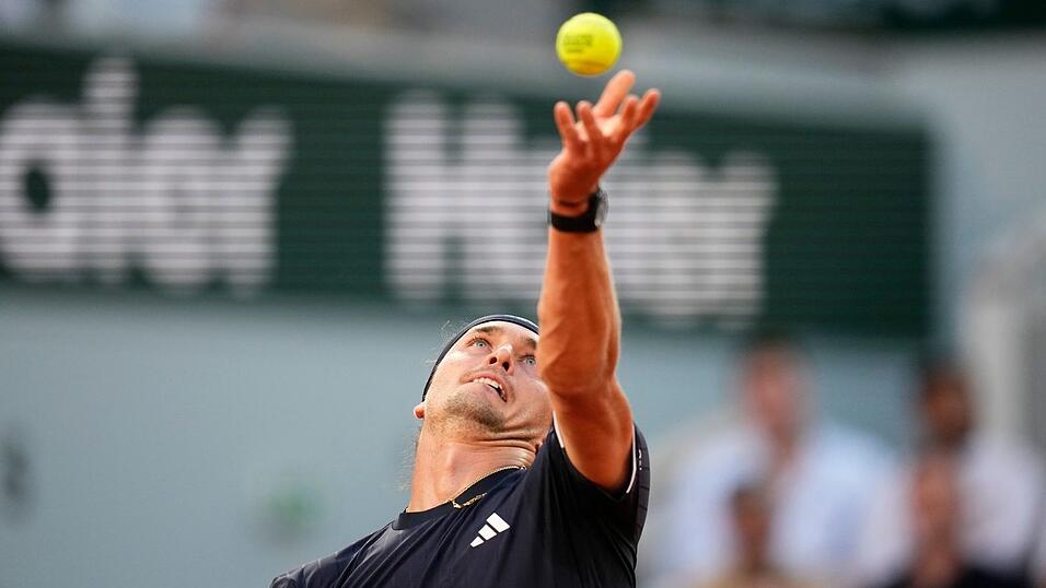 Alexander Zverev und der Ball.