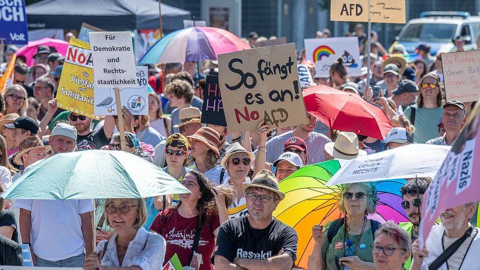 Menschen protestieren gegen den Landesparteitag der AfD Bayern. Menschen protestieren gegen den Landesparteitag der AfD Bayern.