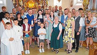 Pfarrvikar Praveen Martin spendete Ella und Jari im Beisein der Taufbegleiter das Sakrament der Taufe. Pfarrvikar Praveen Martin spendete Ella und Jari im Beisein der Taufbegleiter das Sakrament der Taufe.