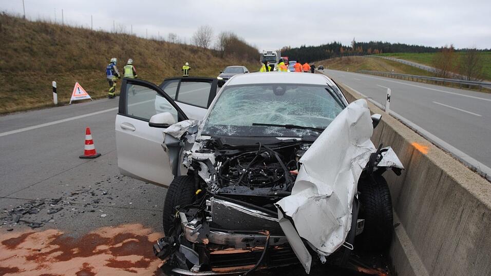 Bei einem Unfall am Montagvormittag auf der B15 neu zwischen den Anschlussstellen Neufahrn-S&uuml;d und Schierling-S&uuml;d wurde eine 50-j&auml;hrige Frau schwer verletzt.