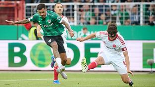 Oliver Batista Meier erzielt Münsters 1:0 - Nürnbergs Kapitän und Abwehrchef Fabio Gruber ist machtlos.