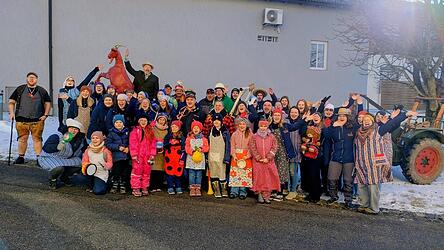 Mit viel &bdquo;Get&ouml;se&ldquo; wurde die Saat ausgebracht.