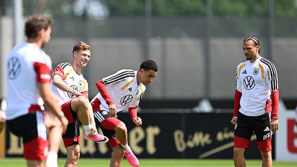 Joshua Kimmich, Jamal Musiala und Leroy Sané (v.l.n.r.) im Abschlusstraining der Nationalmannschaft Joshua Kimmich, Jamal Musiala und Leroy Sané (v.l.n.r.) im Abschlusstraining der Nationalmannschaft