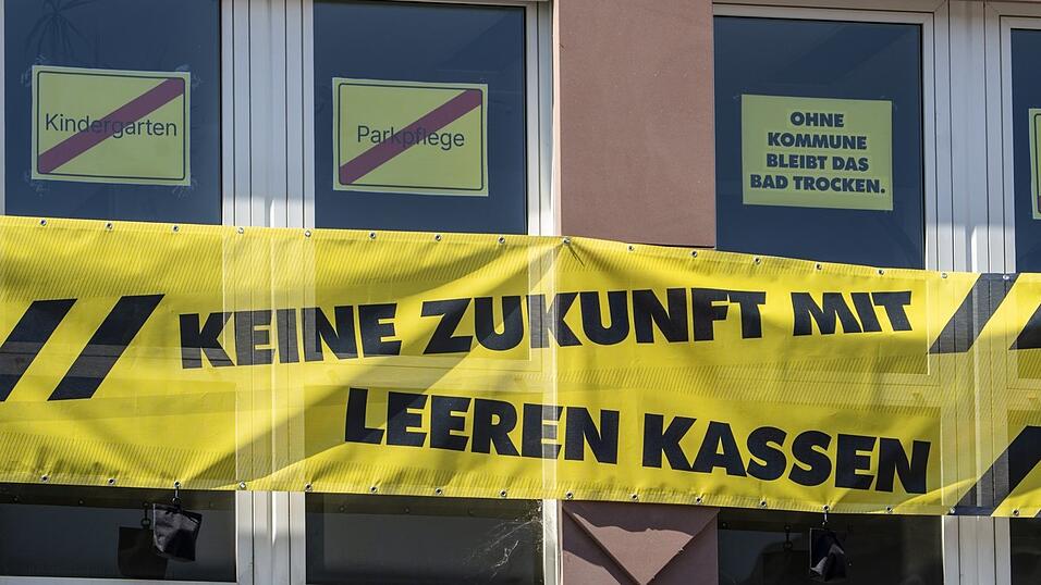 Das Haus der kommunalen Spitzenverb&auml;nde weist mit Bannern an der Fassade auf die Finanzlage der Kommunen hin. Mit einem bundesweiten Aktionstag machen die Kommunen auf die aktuelle Finanzlage aufmerksam.