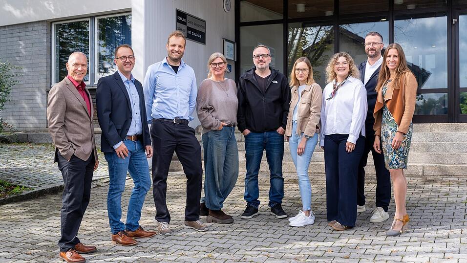 Verstärkung im neuen Schuljahr: Stellv. Schulleiter Markus Wallner, Schulleiter Andreas Loibl, Florian Keilhofer, Tanja Möller, Alexander Schrenk, Stefanie Plöchl, Simone Starke, Mitarbeiter der Schulleitung Michael Wagner und Weitere Stellv. Schulleiterin Annette Bauer (v.l.) Verstärkung im neuen Schuljahr: Stellv. Schulleiter Markus Wallner, Schulleiter Andreas Loibl, Florian Keilhofer, Tanja Möller, Alexander Schrenk, Stefanie Plöchl, Simone Starke, Mitarbeiter der Schulleitung Michael Wagner und Weitere Stellv. Schulleiterin Annette Bauer (v.l.)