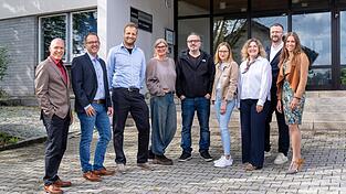 Verstärkung im neuen Schuljahr: Stellv. Schulleiter Markus Wallner, Schulleiter Andreas Loibl, Florian Keilhofer, Tanja Möller, Alexander Schrenk, Stefanie Plöchl, Simone Starke, Mitarbeiter der Schulleitung Michael Wagner und Weitere Stellv. Schulleiterin Annette Bauer (v.l.) Verstärkung im neuen Schuljahr: Stellv. Schulleiter Markus Wallner, Schulleiter Andreas Loibl, Florian Keilhofer, Tanja Möller, Alexander Schrenk, Stefanie Plöchl, Simone Starke, Mitarbeiter der Schulleitung Michael Wagner und Weitere Stellv. Schulleiterin Annette Bauer (v.l.)