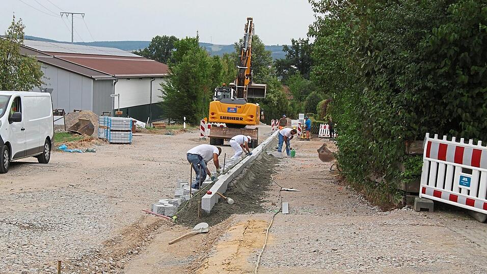 Pflasterarbeiten zwischen Fahrbahn und Bürgersteig beziehungsweise neuem Radweg. Pflasterarbeiten zwischen Fahrbahn und Bürgersteig beziehungsweise neuem Radweg.