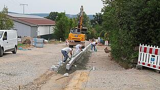 Pflasterarbeiten zwischen Fahrbahn und Bürgersteig beziehungsweise neuem Radweg. Pflasterarbeiten zwischen Fahrbahn und Bürgersteig beziehungsweise neuem Radweg.