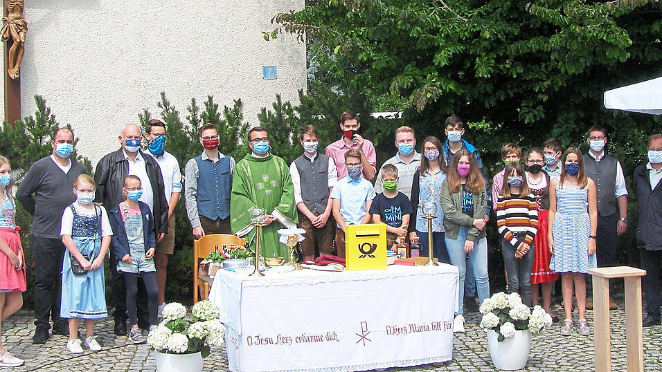 F&uuml;r das abschlie&szlig;ende Gruppenbild ohne Abstandseinhaltung vor dem Pfarrheim mussten Pater Paul (9.v.l.) und seine Gratulanten Masken tragen.