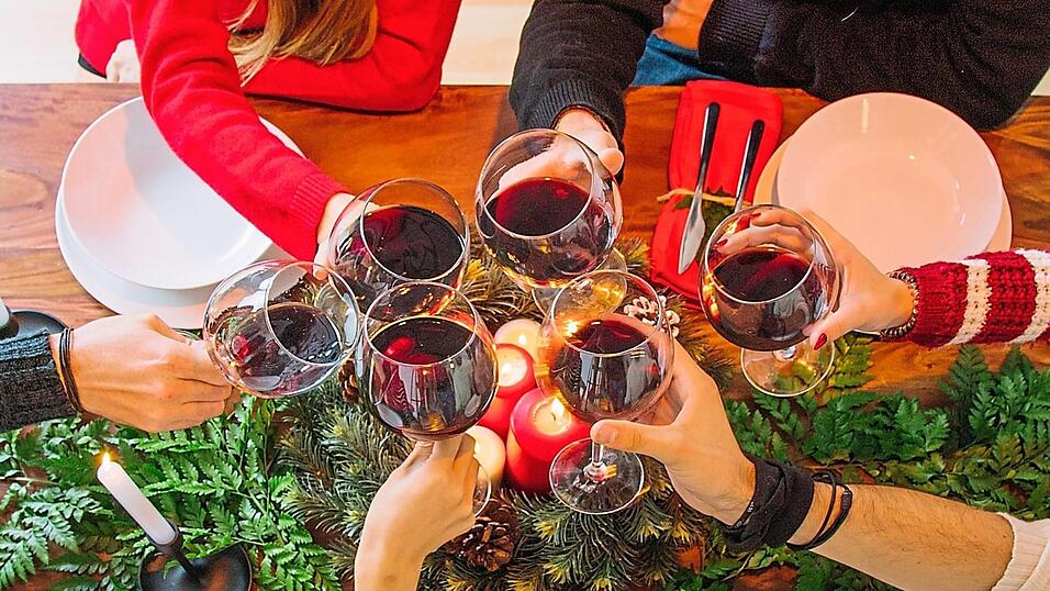 Der Weihnachtstisch ist gedeckt, doch wer an Heiligabend arbeiten muss, kann nicht mit an der Tafel sitzen.