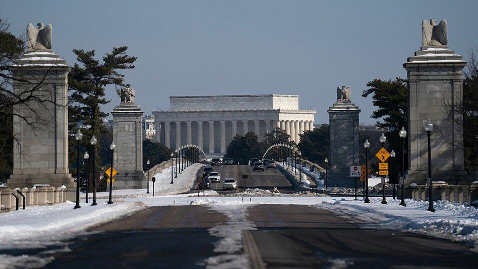 Kritiker befürchten, dass der Prestigebau das Lincoln Memorial am anderen Flussufer überschatten würde. (Archivbild) Kritiker befürchten, dass der Prestigebau das Lincoln Memorial am anderen Flussufer überschatten würde. (Archivbild)