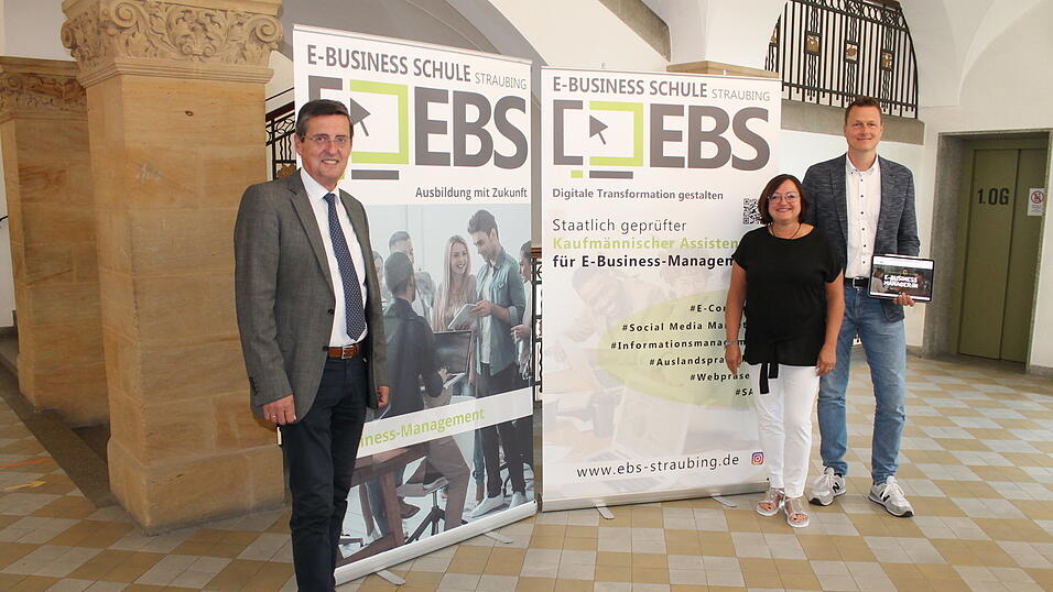 Werner Kiese (v.l.), Direktor der Flurl-Berufsschule, mit den beiden f&uuml;r die E-Business-Schule verantwortlichen Lehrern Doris Dimpfl und Wolfgang J&auml;hn, sehen der neuen zeitgem&auml;&szlig;en Ausbildungsrichtung am einzigen Standort in Niederbayern voll &Uuml;berzeugung entgegen.