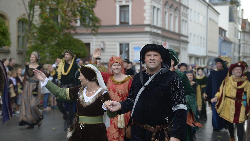 Zahlreiche Musik- und Trachtengruppen zogen nach dreij&auml;hriger Pause am Freitagabend zum Festplatz Am Hagen.&nbsp;