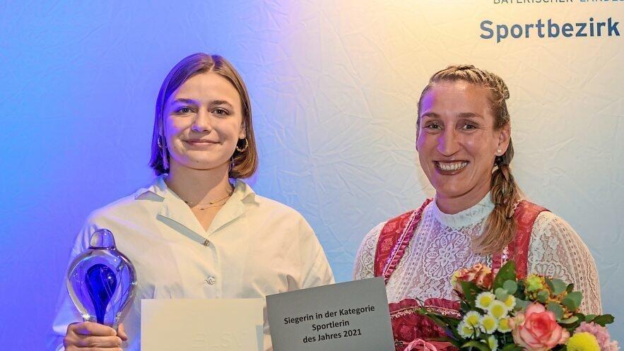 Sportlerin des Jahres: Raffaela Igl (l.) mit ihrer Patin, der Kickboxerin Julia Irmen.