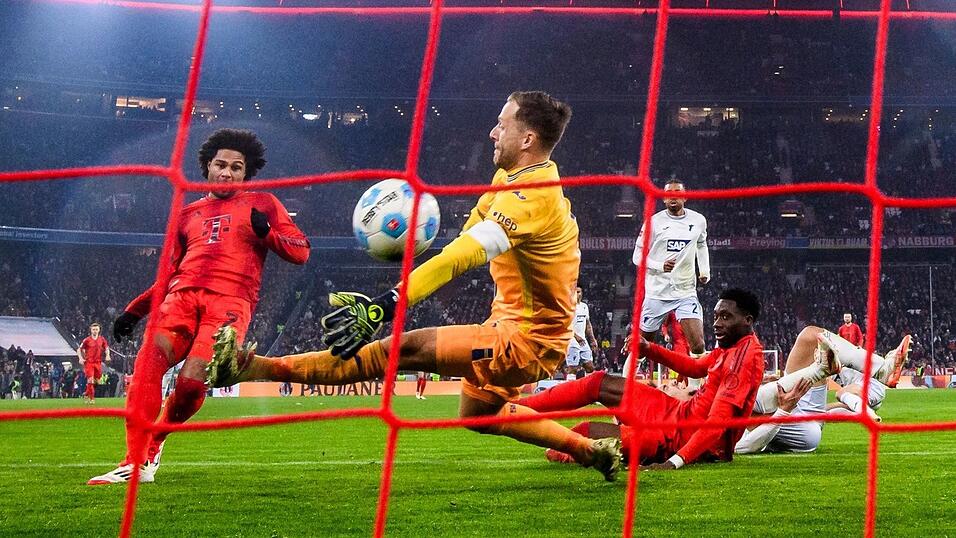 Tor, Tor, Tor, Tor, Tor: Auch Serge Gnabry (l) trifft nach seiner Einwechslung gegen Hoffenheims Torwart Oliver Baumann.