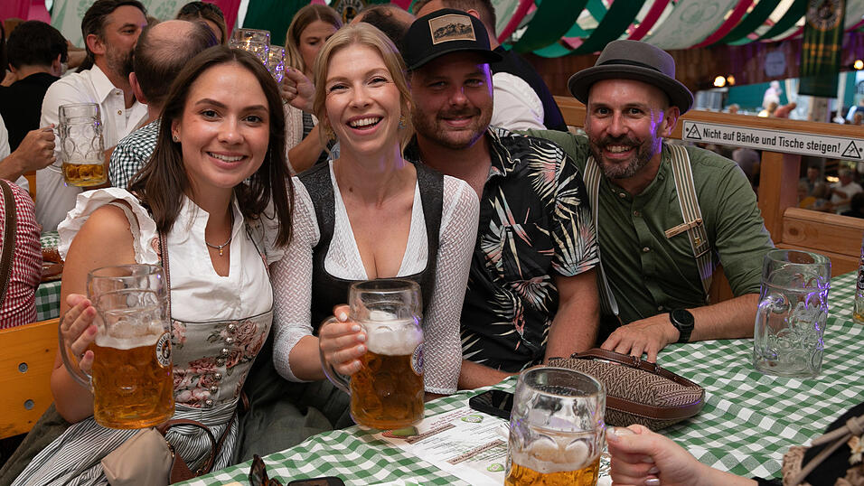 Echte Blasmusikfans lie&szlig;en sich den Montagabend im Festzelt Weckmann nicht entgehen.