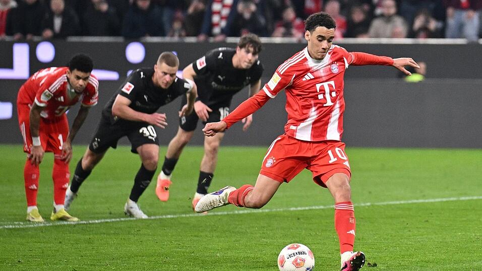 Jamal Musiala trifft als Vertreter von Harry Kane vom Elfmeterpunkt.