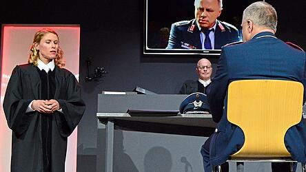Die Staatsanw&auml;ltin (Carina Einloft) befragt im Theaterst&uuml;ck &bdquo;Terror&ldquo; hier Oberstleutnant Lauterbach (Markus John).
