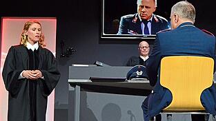 Die Staatsanw&auml;ltin (Carina Einloft) befragt im Theaterst&uuml;ck &bdquo;Terror&ldquo; hier Oberstleutnant Lauterbach (Markus John).