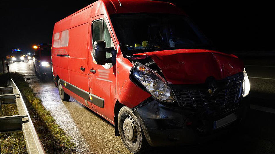 Am Mittwochabend hat sich auf der A3 auf Höhe des Parkplatzes Konsee nahe Deggendorf ein Unfall ereignet. Am Mittwochabend hat sich auf der A3 auf Höhe des Parkplatzes Konsee nahe Deggendorf ein Unfall ereignet.