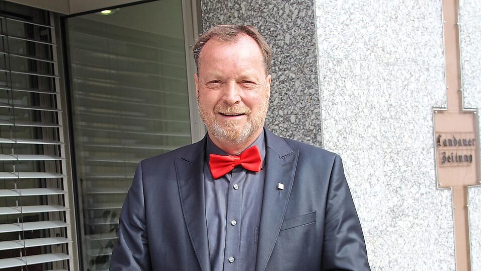 Dr. Klaus Pohl besuchte die Redaktion stilecht mit Fliege - und hatte auch einige Tricks dabei.