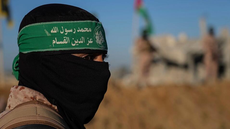 Ein Kämpfer der islamistischen Terrororganisation Hamas bei einer früheren Waffenruhe. (Archivbild) Ein Kämpfer der islamistischen Terrororganisation Hamas bei einer früheren Waffenruhe. (Archivbild)