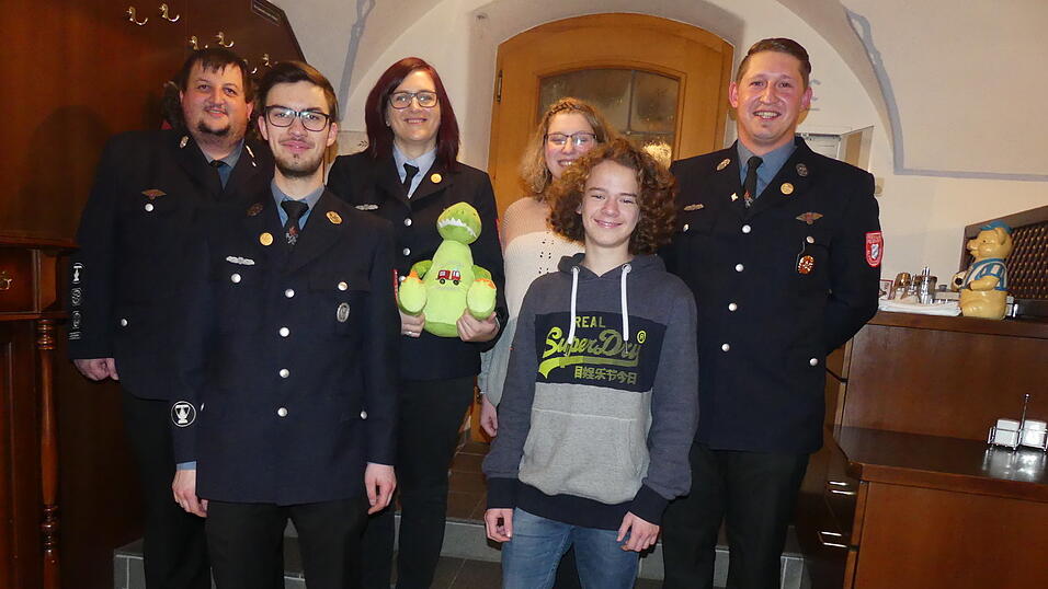Das neue Mitglied der Jugendfeuerwehr, Jonas Vielreicher, mit Jugendwart Sebastian Peintinger und den Leiterinnen der neuen Kinderfeuerwehr, Manuela Landgraf und Michaela Lex, die ein Maskottchen in Form eines kleinen Drachen entgegennehmen durften.